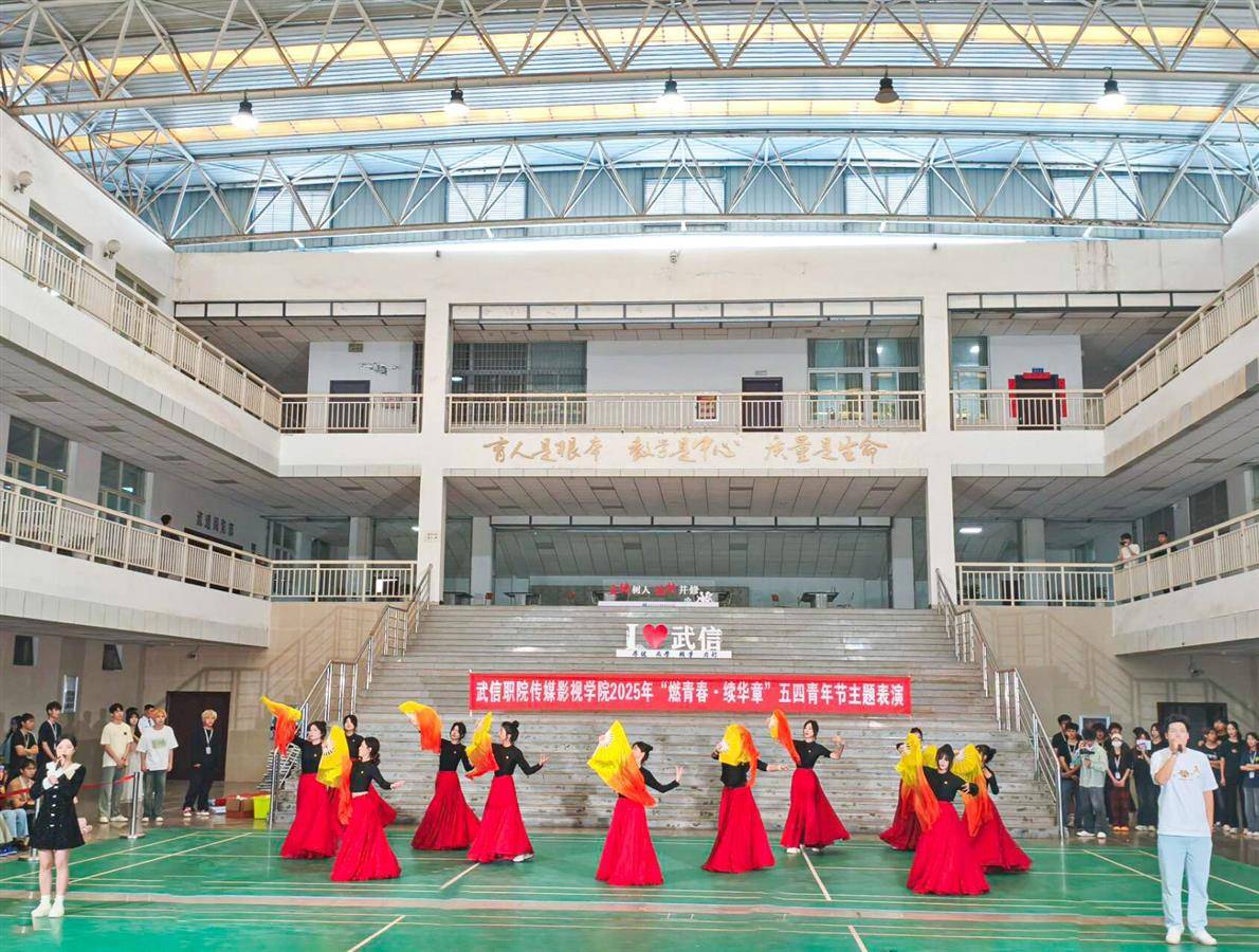 歌伴舞《唱支山歌給黨聽》。