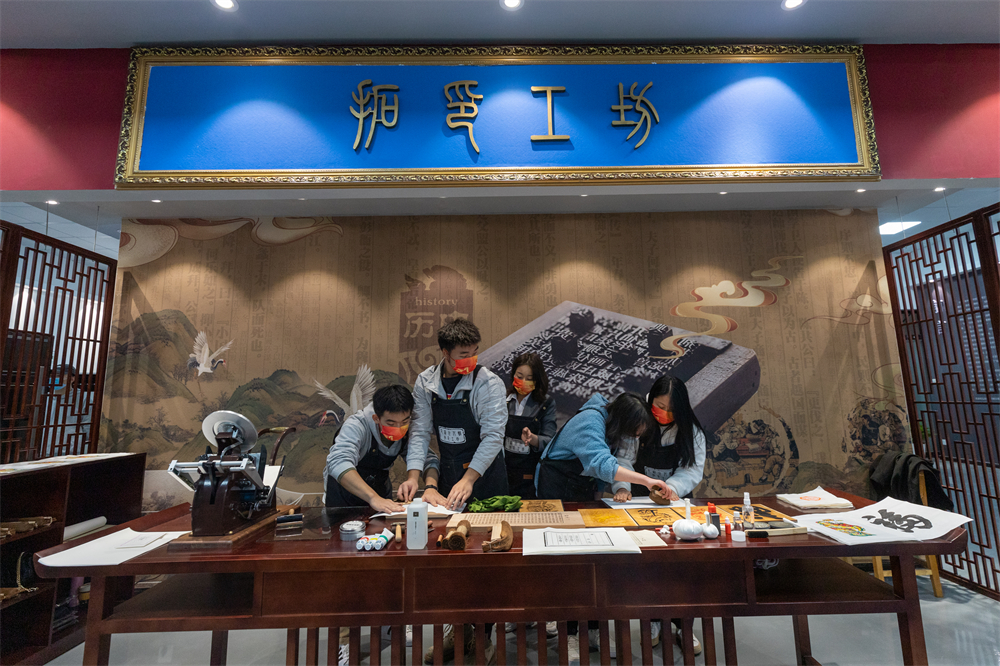 師生體驗(yàn)拓印工坊 (2)