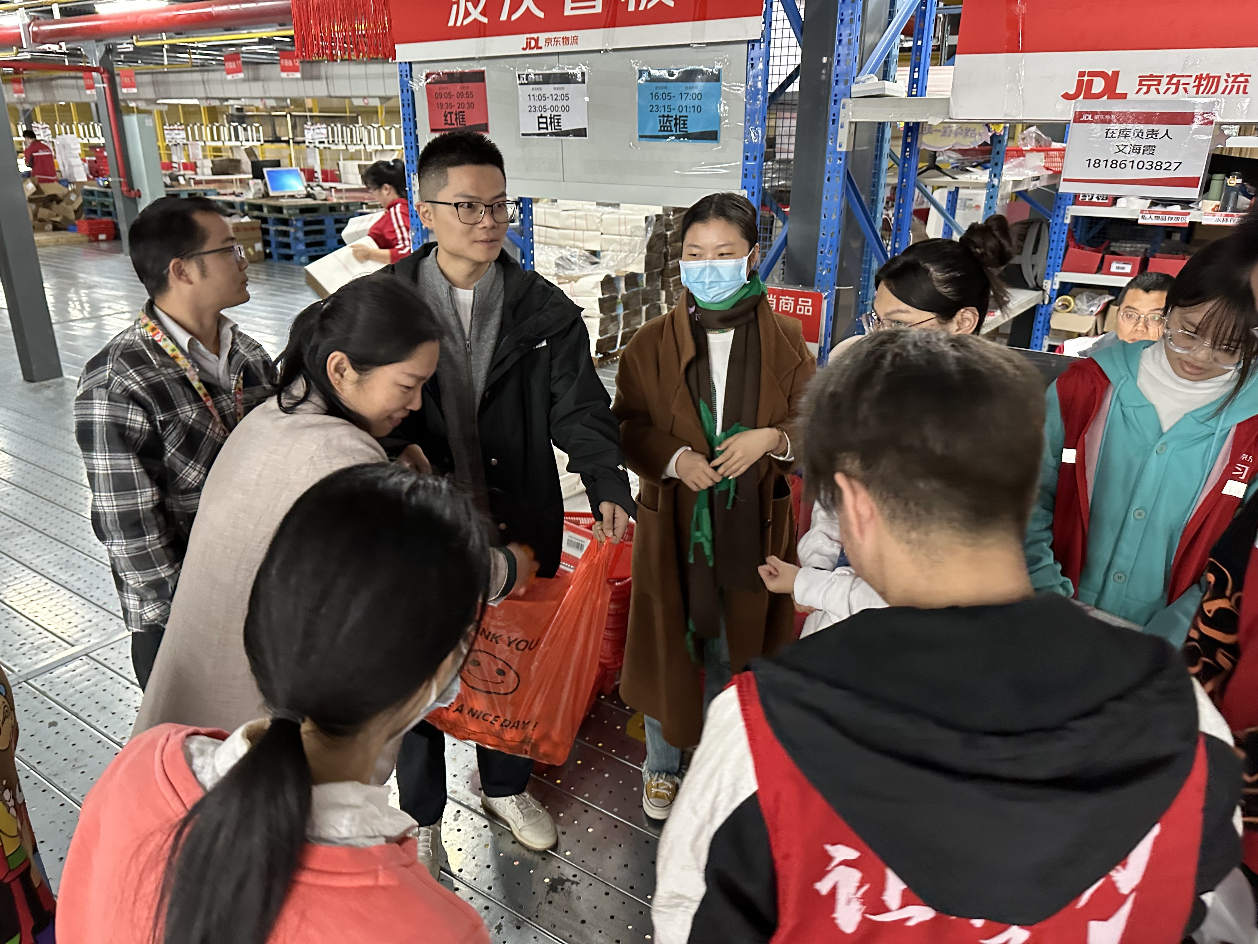 圖4-1 商學(xué)院院長(zhǎng)李靜榮、副院長(zhǎng)陳萍給倉(cāng)里學(xué)生發(fā)放慰問(wèn)品